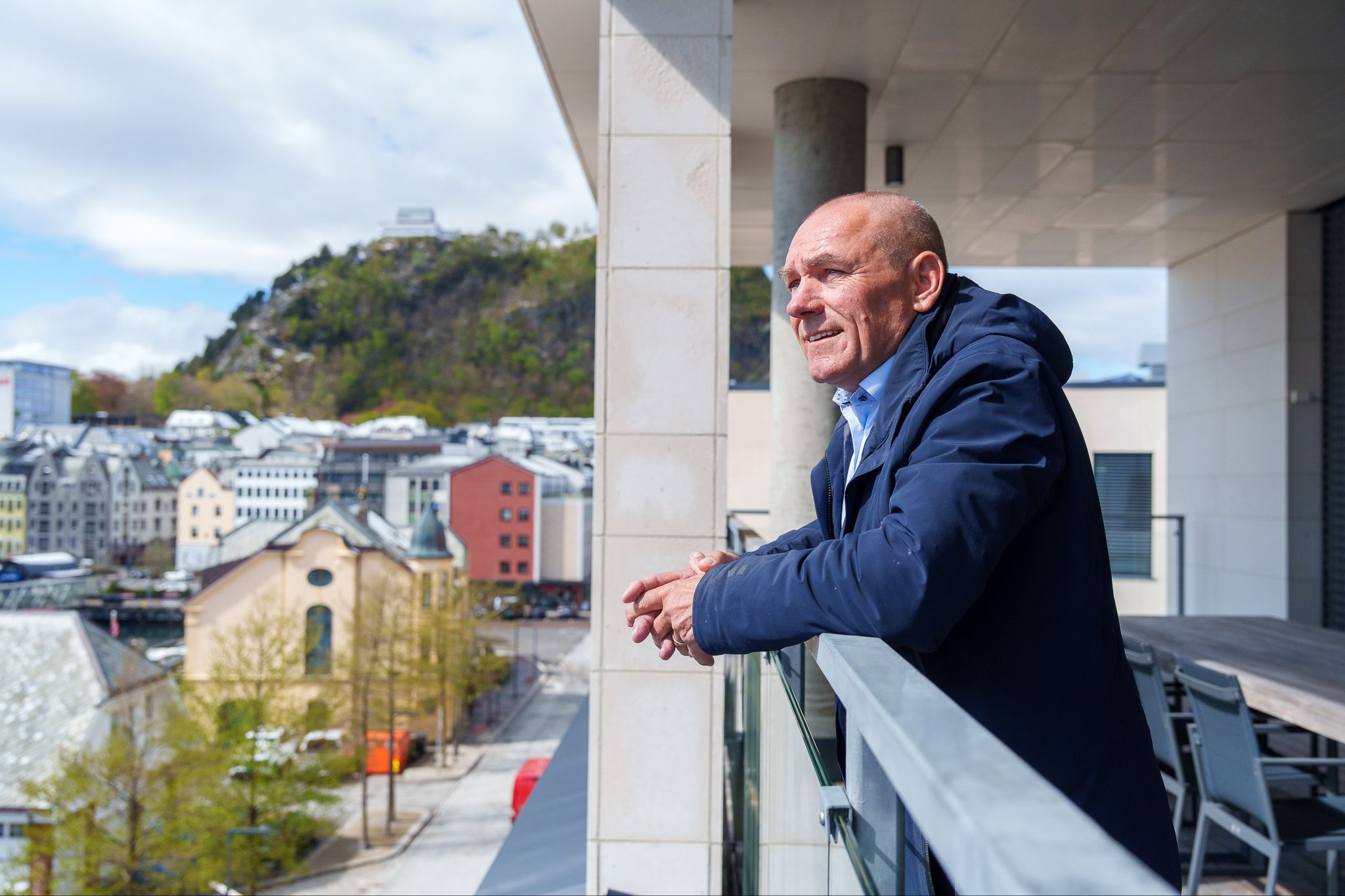 Roger Halsebakk titter ut